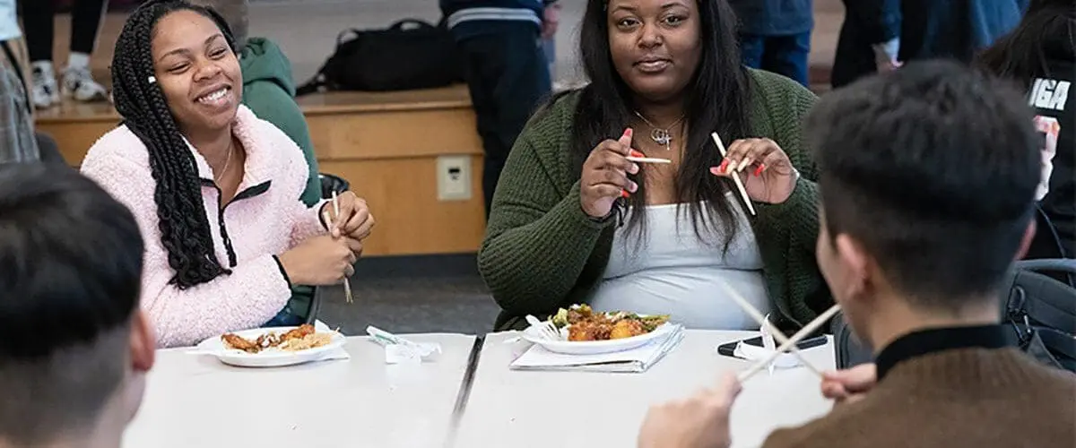 Students dining at Fox Cities Campus